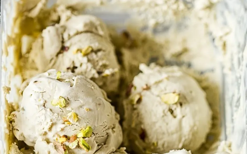 Helado MØLK con trozos de pistacho, recién sacado del pote